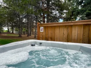 Couples Retreat with Hot Tub, Sauna and Steam Room - Image 5