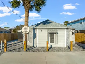 City Beach Bungalows-WALK TO BEACH - Image 2