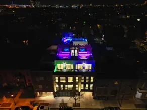 CLUBHAUS Executive Penthouse, Private Rooftop, Sleeps 12+ - Image 5