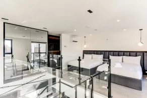 CLUBHAUS Executive Penthouse, Private Rooftop, Sleeps 12+ - Image 4