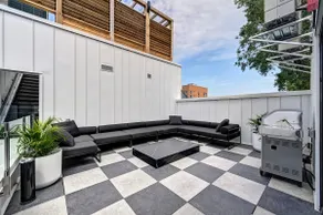CLUBHAUS Executive Penthouse, Private Rooftop, Sleeps 12+ - Image 2