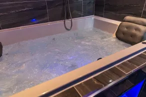 Optimal Apartments - Deluxe Jet Hot Tub Suite - Image 2