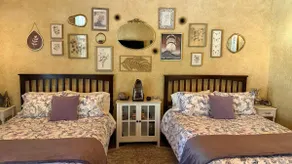 Amethyst Suite • 2 Queen • ClawfootTub • WiFi • AC - Image 1