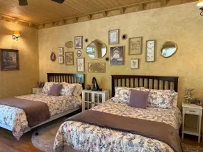 Amethyst Suite • 2 Queen • ClawfootTub • WiFi • AC - Image 2