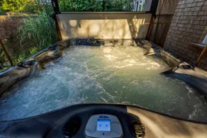 NOTL Retreat: Close to Wineries w/Spa & EV Charger - Image 3