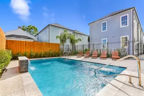 Modern 5 BR Condo - Large Pool - Near Everything - Image 5