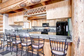 Njut av en True Mountain Getaway i den uppdaterade Rustic Log Home nära allt - Image 4