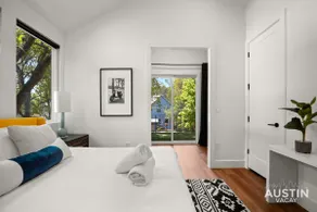 Super Stunning Back House w Terrace in East Chavez - Image 3