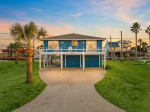 Canal Front Home with Pool & Direct Fishing Access - Image 5