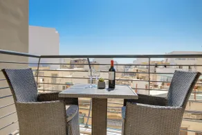 Luxury Apartment with Balcony, Central Area - Image 2
