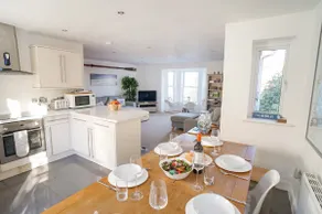 Pilot House -Parking-Garden-Central Cowes-Sleeps 8 - Image 3