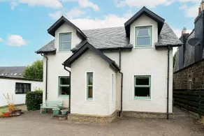 Earnside Cottage, Riverside Charm in Comrie - Image 2