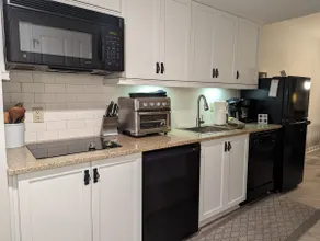 Premium New 1bd Sunset balcony 3rd flr - Image 4