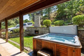Serene Lakefront lodge-/private dock & hot tub - Image 4