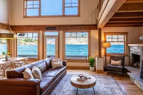 Serene Lakefront lodge-/private dock & hot tub - Image 3