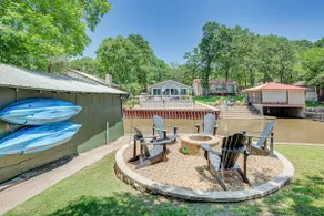 Spacious Deck: Waterfront Home in Gun Barrel City! - Image 1