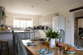 Family Country Cottage with Stunning Mountain View sleeps 12 - Image 2