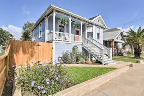 1 Mi to Gulf! Couples Retreat in Galveston - Image 3