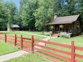 Mini-cow farm cabin near crater of diamonds - Image 5