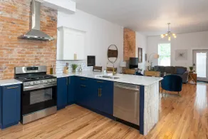 2BR Townhome - Free Parking, Minutes to Stadiums - Image 2