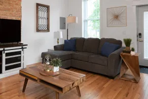 2BR Townhome - Free Parking, Minutes to Stadiums - Image 3