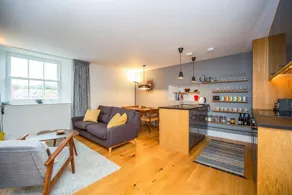 Stylish two bed flat, city centre, free parking - Image 3