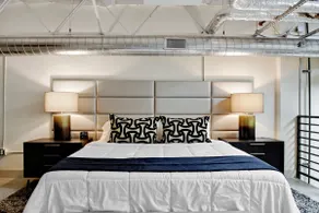 3BR Luxury Loft Near Downtown & Frost Bank Center - Image 2