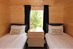 Stunning 5-Bed Cabin in Ashton Under Hill - Image 2