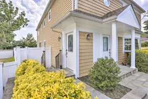 Ideally Located Glen Cove Apartment! - Image 3