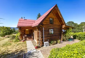 Rowland Log Cabin - Rustic Getaway - Image 3