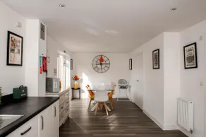 Stylish 4-Bed Home with Hot Tub & Garden - Image 2