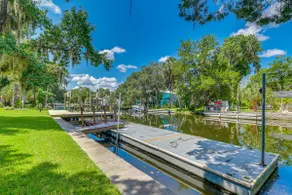 Canal-Front Outdoor Oasis: Home in Crystal Water - Image 2