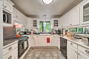 Serene Sky Valley Family Chalet w/ Fireplace - Image 2