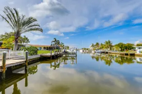 Canal-Front Haven: Pool, Dock & Lanai in Palmetto - Image 2
