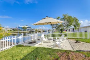 Canal-Front Haven: Pool, Dock & Lanai in Palmetto - Image 3