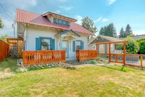 Two-story, mountain view getaway with wood stove, - Image 4