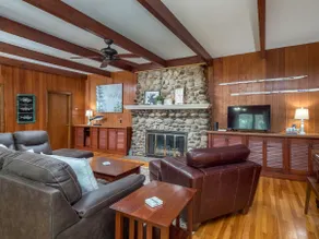 Charming Private Lakefront Cottage - Image 4