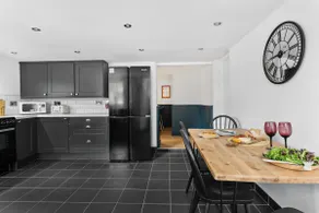 Coombe Bank - Seaboard spirit, contemporary chic with parking close to beach - Image 2