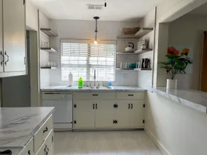 1038 Hollywood · Full House Near Campus & Downtown - Image 3