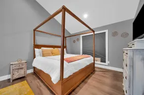 Paradise Cove: Sleeps 6 w/Hot Tub, Walk to Beach & Downtown - Image 5