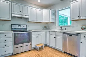 Marion Home w/ Private Deck < 1 Mi From Beach - Image 3