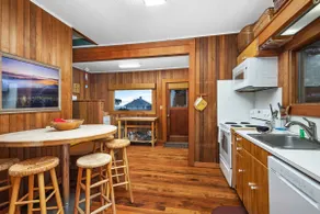 Relaxing Beach Vibes on Quiet Ridge w/ Fireplace and Private Deck, Walk to Beach and Close to Golf - Image 4