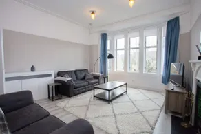Charming 2 Bed Flat in Giffnock - Image 2