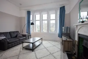 Charming 2 Bed Flat in Giffnock - Image 4