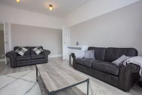Charming 2 Bed Flat in Giffnock - Image 3