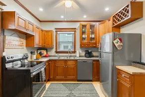 Spacious 4 BDRM w/Onsite Parking & A/C! - Image 5