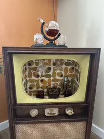 Mad Men Retro Style w/ Record Player - Image 5