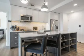 Central 2BR in Kensington w/ Parking + AC - Image 5