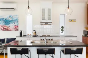 Serene Modern Beach Escape 3 Bed 2 Bath - Image 5