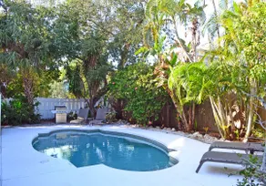 Short walk to beach, access to heated pool - Image 3